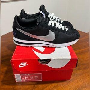 Nike Cortez Nylon (Los Angeles Kings edition ) Men Size 7.5 W9
